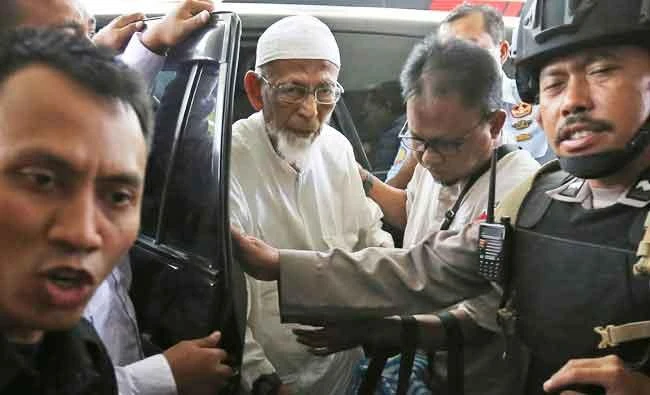 Ailing radical cleric Abu Bakar Bashir, center, arrives for medical treatment at Cipto Mangunkusumo Hospital in Jakarta, Indonesia, on Thursday. (AP)