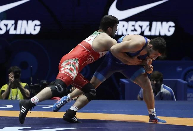 Iran's Hassan Aliazam Yazdanicharati (L) competes with Slovakia's Boris Makoev during the men's freestyle wrestling Seniors -86kg category final of the FILA World Wrestling Championships in Paris on August 25, 2017. (AFP)