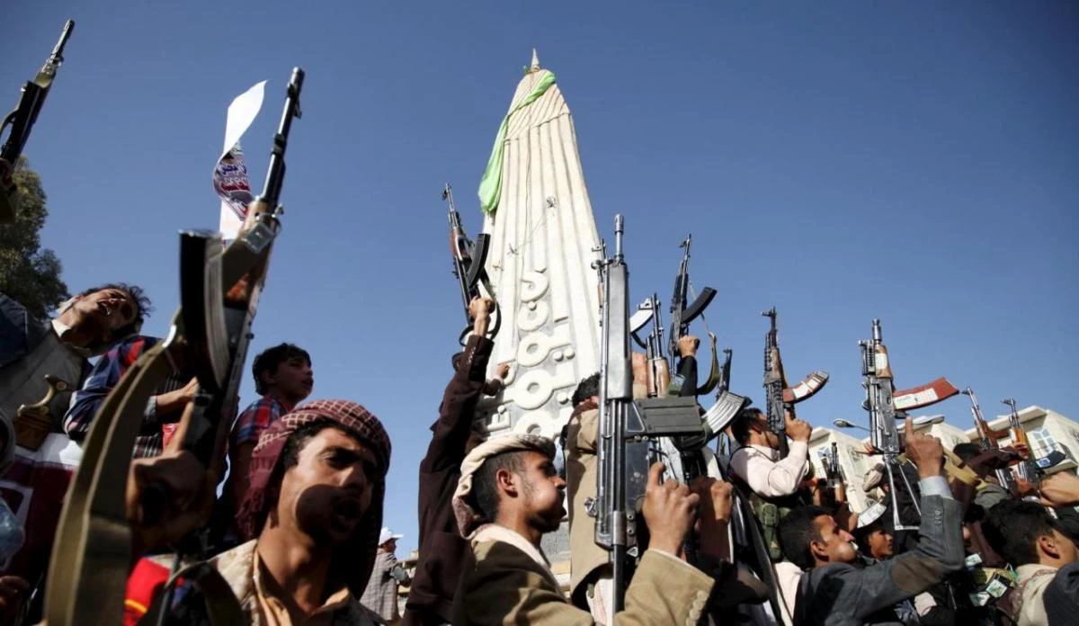 File photo showing Houthi militants raising their weapons in defiance of a UN arms embargo, Apr 16, 2015. (Reuters)