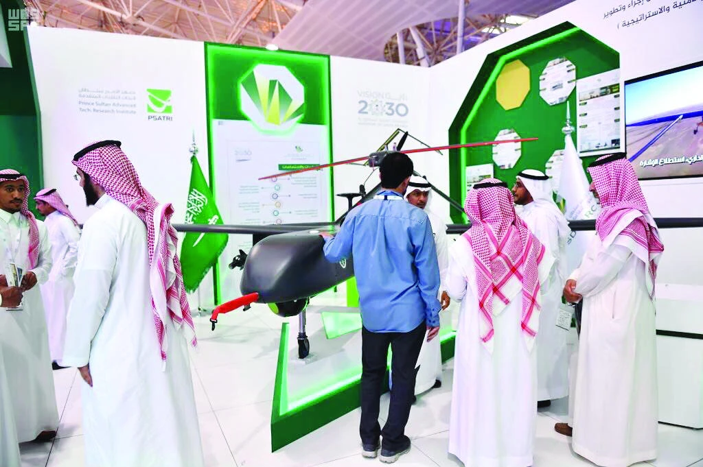 The drone can also handle e-war support tasks, automatically take off and land, and fly for 10 continuous hours at a range of 200 kilometers and an altitude of 18,000 feet. (SPA)