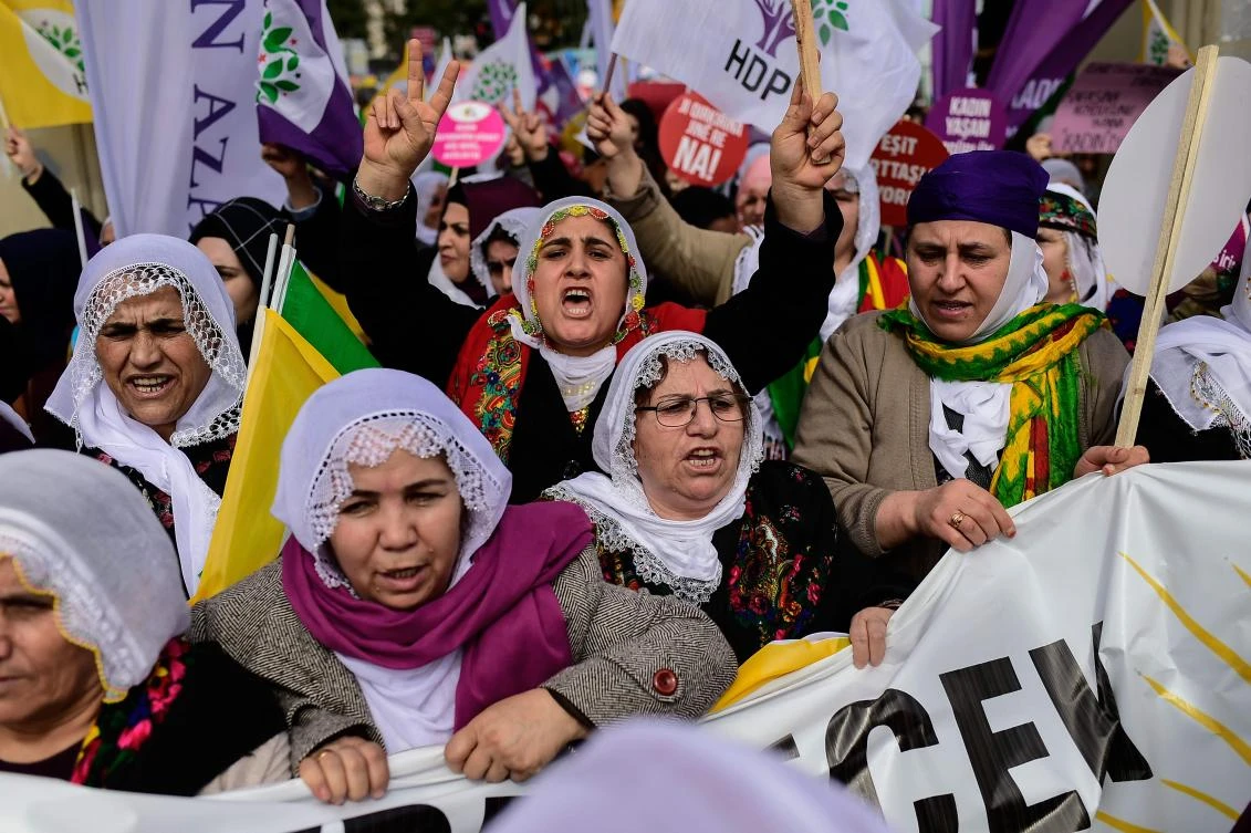 Demonstrators shout slogans during a Women's Day rally in Istanbul on March 4, 2018. / AFP / YASIN AKGUL