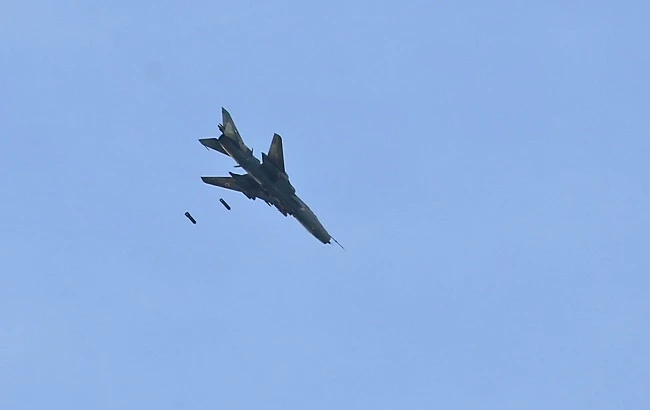 A general view shows a Syrian air force Su-17 fighter plane flying over the besieged rebel-held town of Hamouria in the eastern Ghouta region on the outskirts of the capital Damascus on March 3, 2018. (AFP)