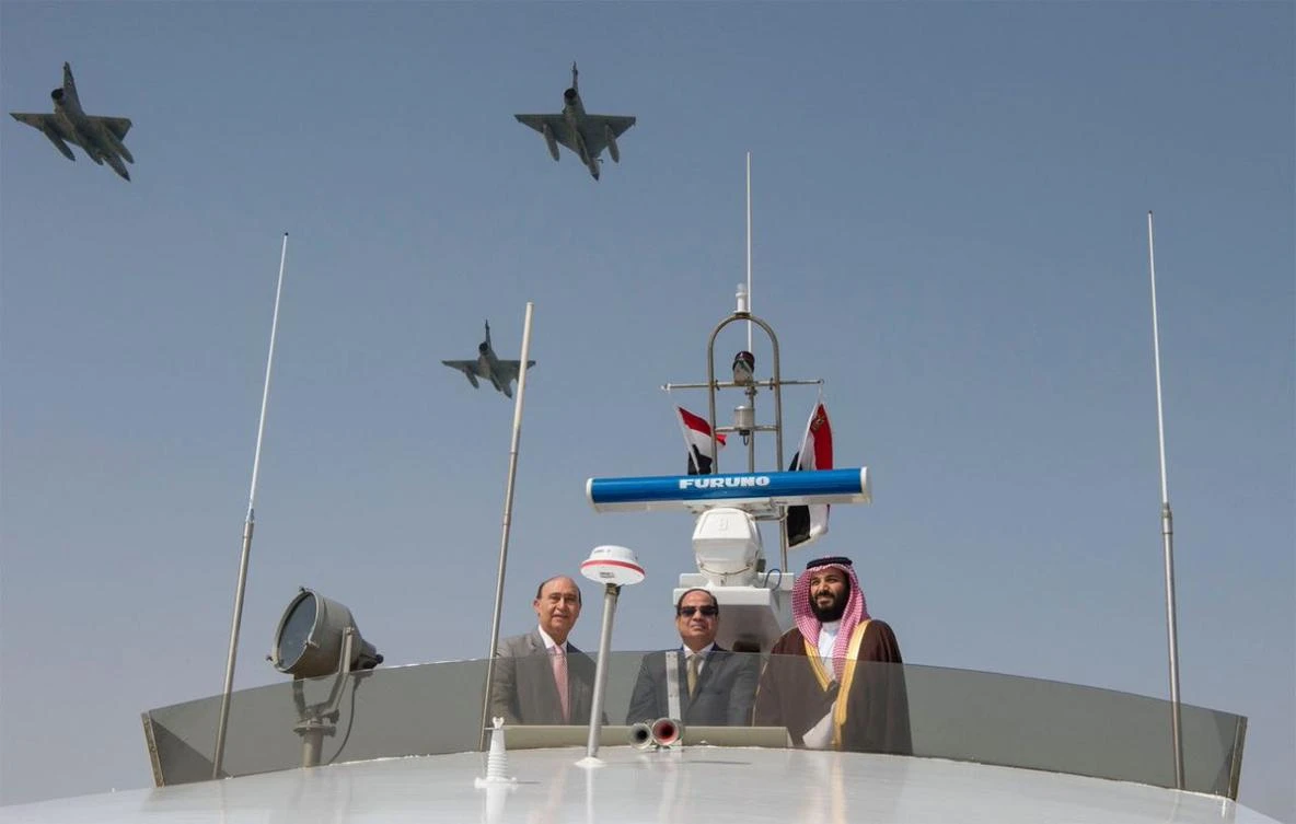 Saudi Crown Prince Mohammed bin Salman and Egyptian President Abdel Fattah El-Sisi tour the Suez Canal. (SPA)
