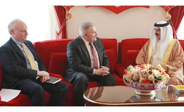 King of Bahrain Hamad Bin Isa meeting with retired US General Anthony Zinni, and Under Secretary of State Timothy Lenderking in Manama, Mar 6, 2018. (BNA)