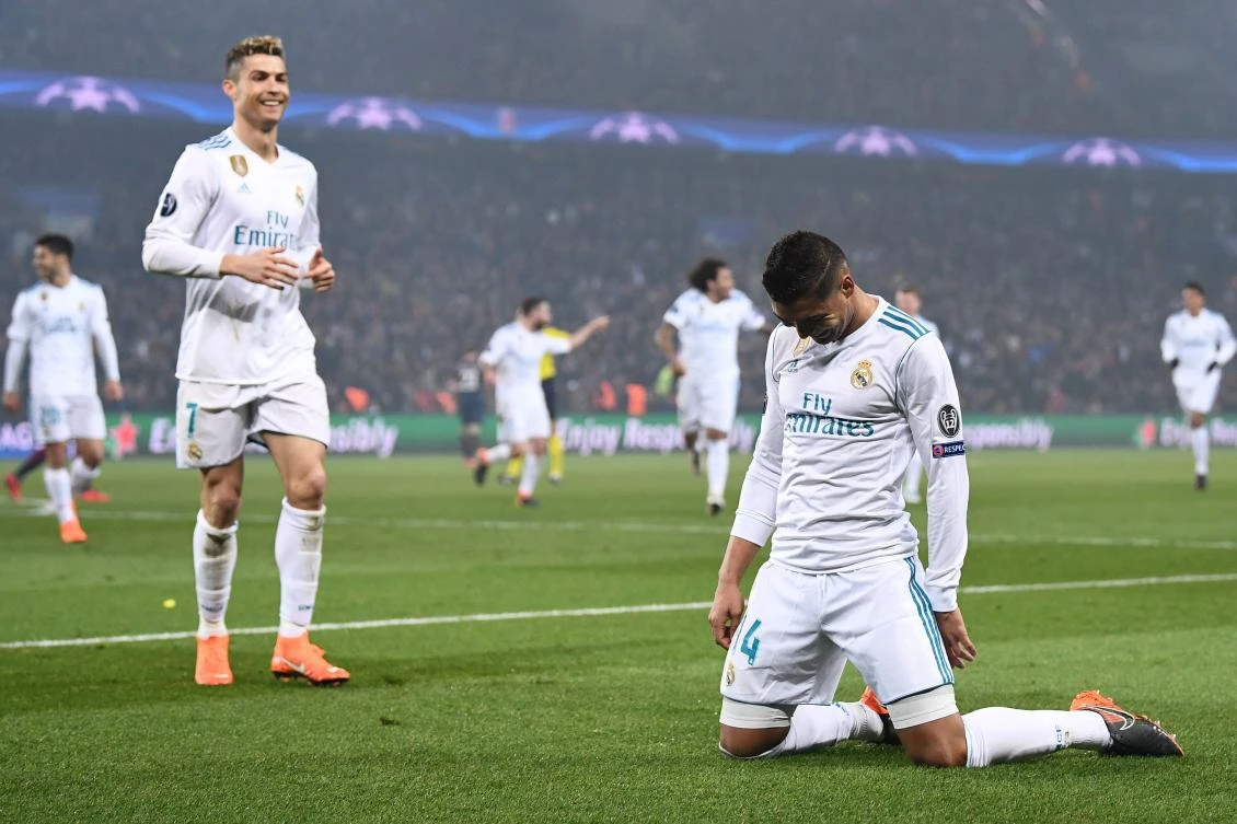 Real Madrid's Brazilian midfielder Casemiro (R) celebrates with Real Madrid's Portuguese forward Cristiano Ronaldo. (AFP) / FRANCK FIFE