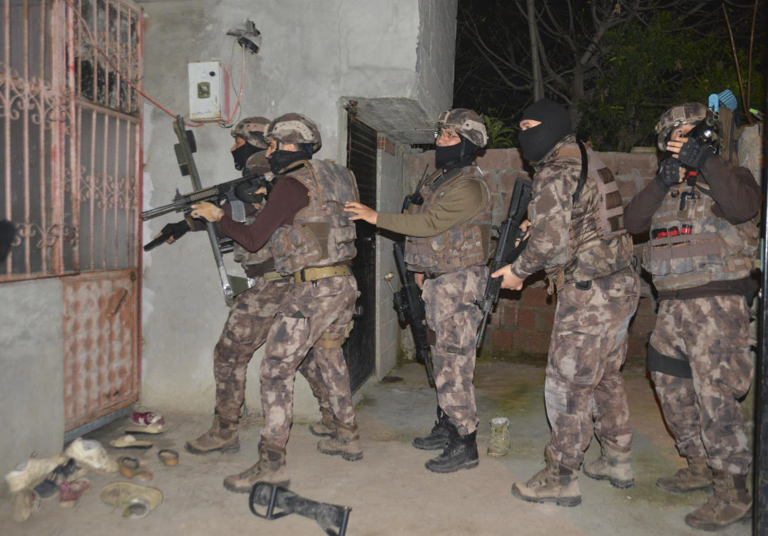 Turkey's special police officers prepare to storm a house during an operation to arrest Daesh group suspects, in the southern city of Adana, Turkey, early Wednesday, March 7, 2018. (AP)