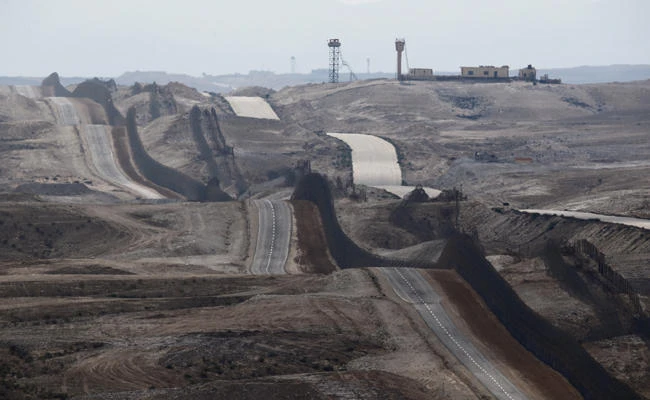 A general view shows Israel's border fence with Egypt's Sinai peninsula (R), as seen from Israel's Negev Desert on February 10, 2016. (REUTERS/Amir Cohen/File Photo)