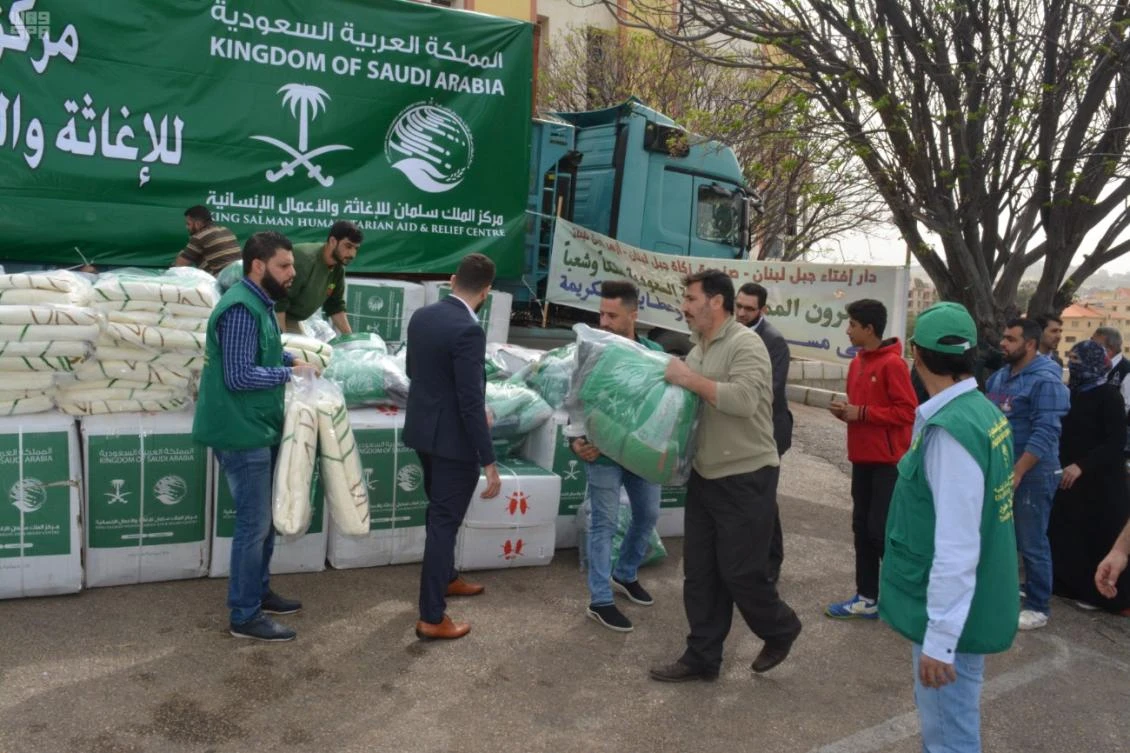 The King Salman Humanitarian Aid and Relief Center (KSRelief) distributed aid to civilians in Yemen. (SPA)