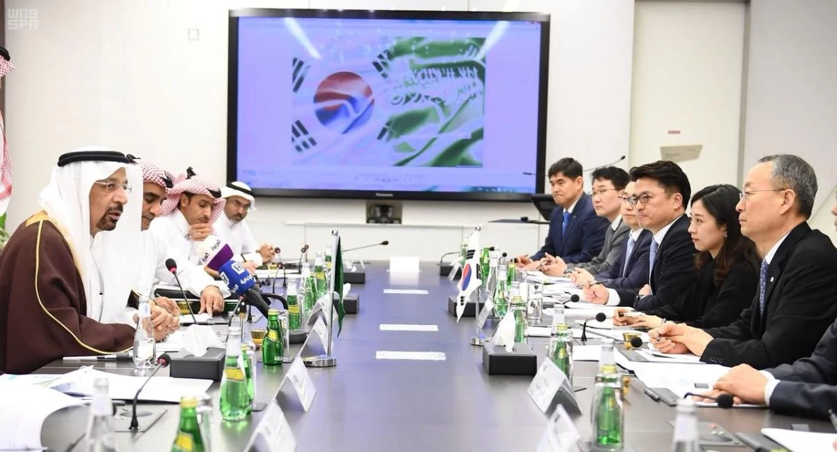 Saudi Energy Minister Khalid Al-Falih holds talks with South Korean Trade Minister Paik Un-gyu in Riyadh on Monday. (SPA)