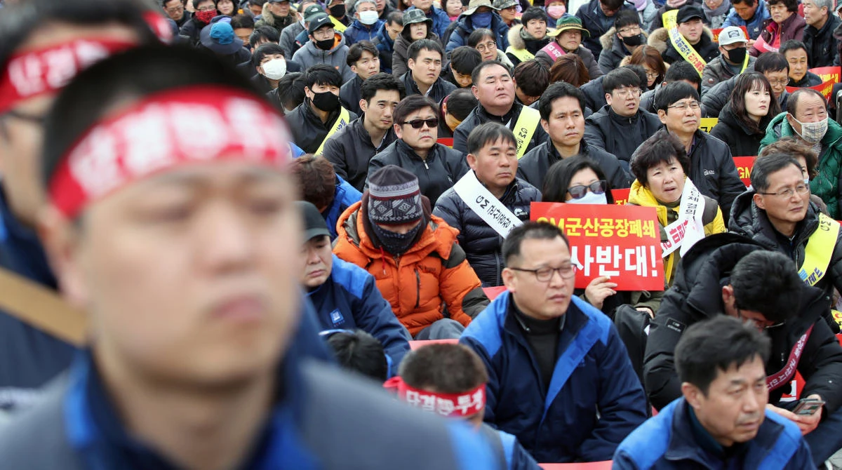 Workers from General Motors’ shuttered Gunsan factory protest in Seoul on March 9. GM plans to cut 5,000 jobs in Korea, or about 30 percent of its workforce. (Yonhap via Reuters)