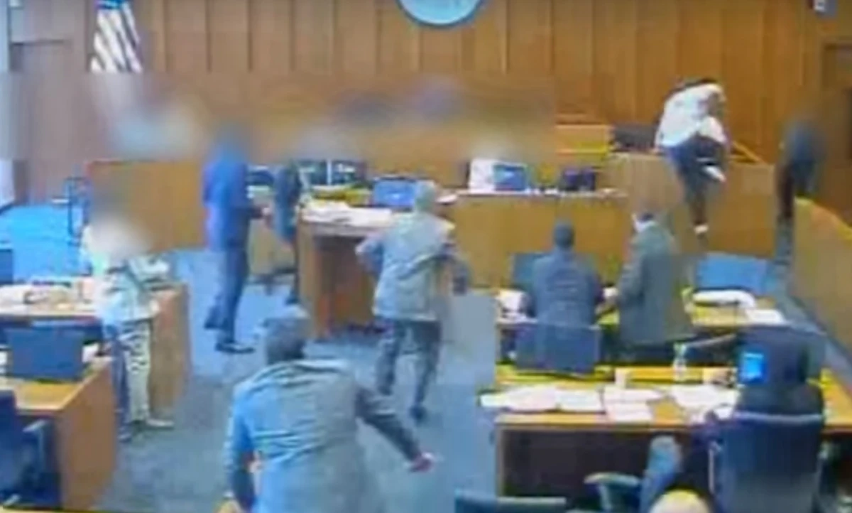 This shocking video footage captures the moment a US marshal shot a defendant dead as he attempted to lunge towards a witness. (Screen grab)