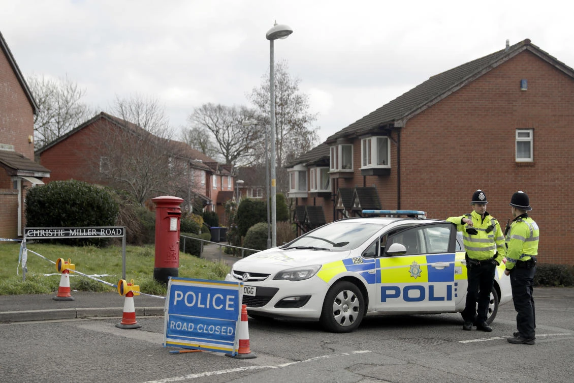 Police officers stand guard at the bottom of the road where former Russian double agent Sergei Skripal lives in Salisbury, England, Mar 13, 2018. (AP)