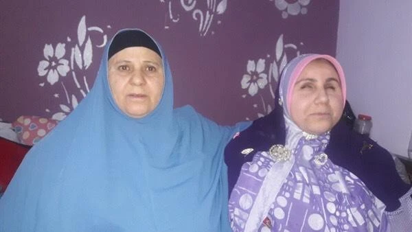 Video grab showing Sabah Hamza Hassanein (L), who has a market stall and sent all three blind children to university. (courtesy of Al Bawabah)
