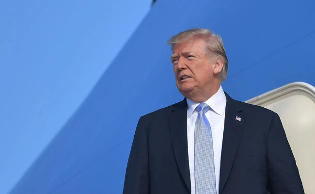 US President Donald Trump boards Air Force One before departing from Los Angeles International Airport on March 14, 2018. Trump's lawyers are left with no easy options for a possible interview by the team of Special Counsel Robert Mueller with the president. (AFP / MANDEL NGAN)
