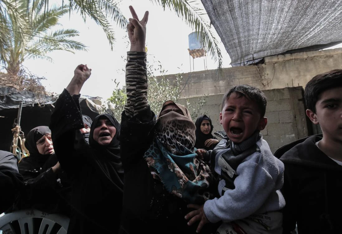 Relatives of 59-year-old Palestinian farmer, Muhammed Abu Jama, mourn during his funeral in the town of Khan Yunis, in the southern Gaza Strip, March 4, 2018. (AFP)