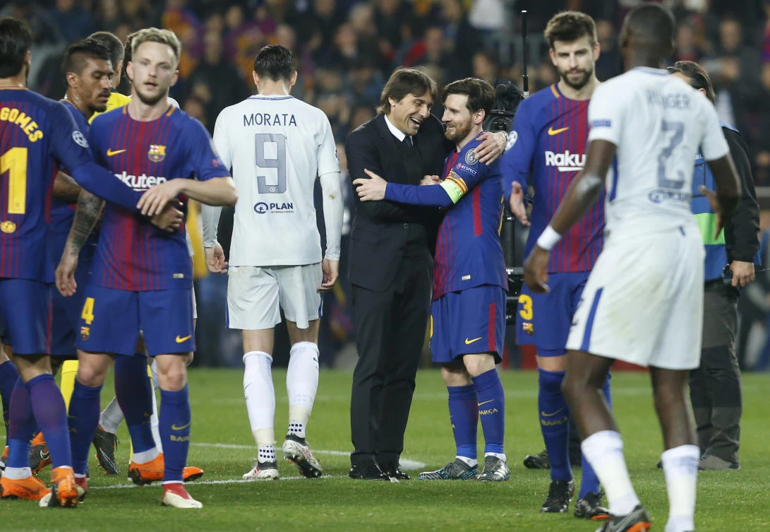 Chelsea's Italian coach Antonio Conte talks with Barcelona's Argentinian forward Lionel Messi after the UEFA Champions League game between the two sides the Nou Camp. (AFP)