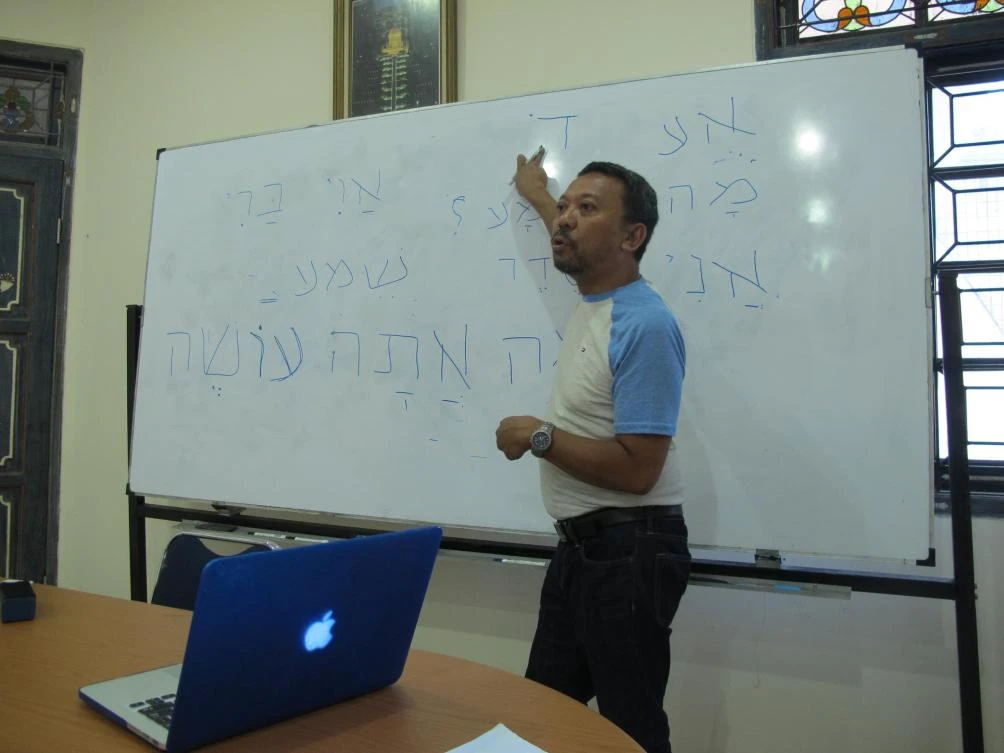 Indonesia’s first Hebrew language center says language is neutral