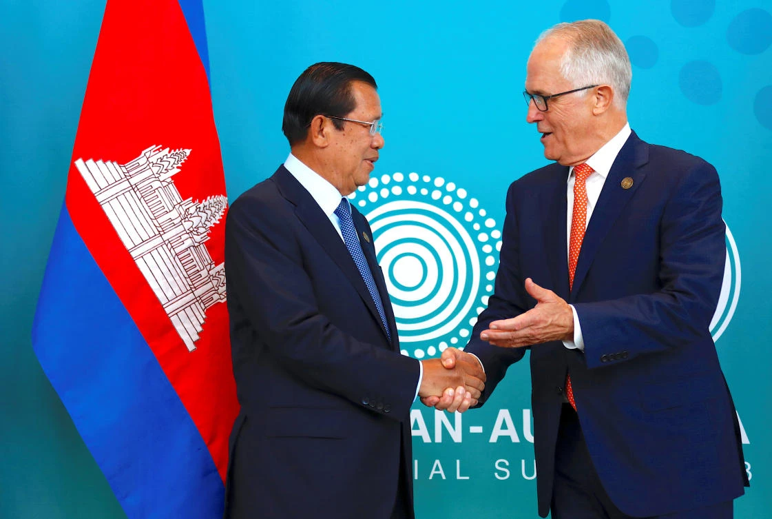 Australian Prime Minister Malcolm Turnbull shakes hands with Cambodia's Prime Minister Hun Sen before their bilateral meeting during the one-off summit of 10-member Association of Southeast Asian Nations (ASEAN) in Sydney, Australia, March 16, 2018. (Reuters)