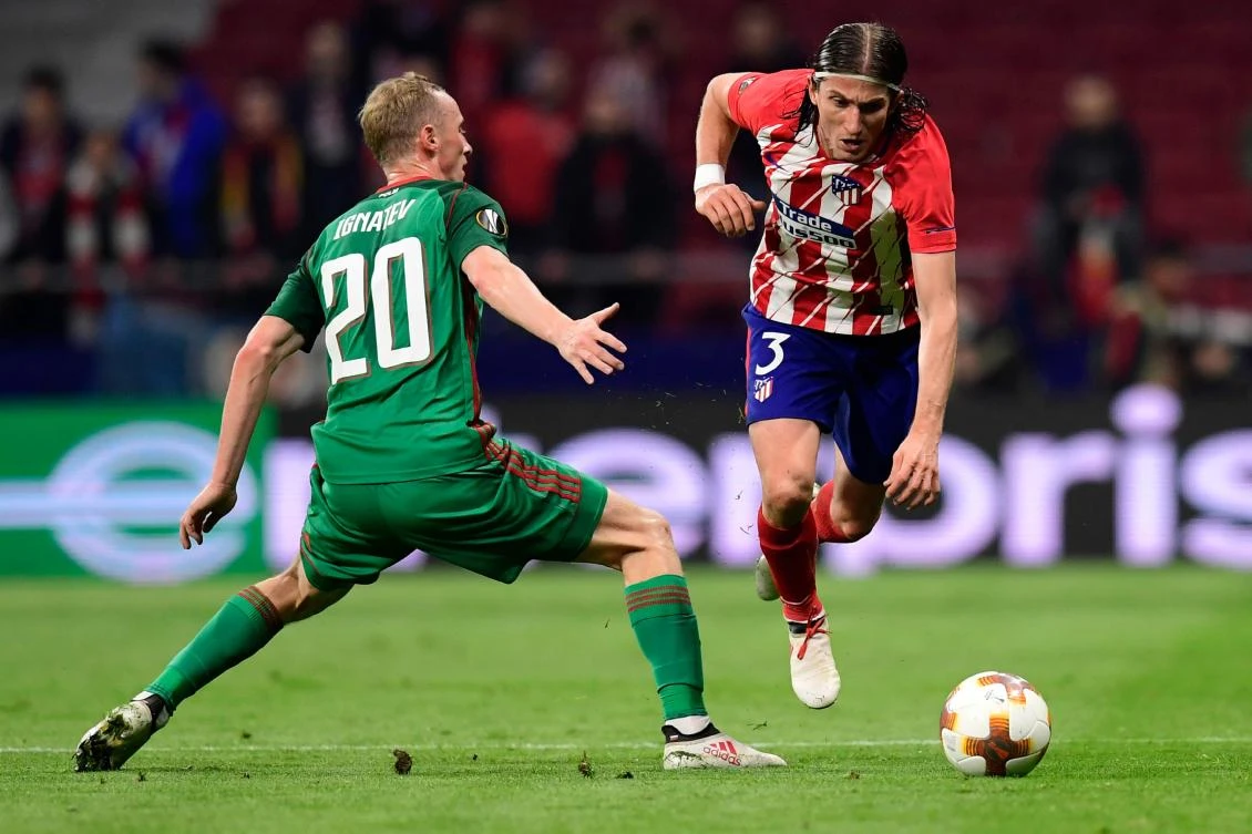 Lokomotiv Moscow's Russian midfielder Vladislav Ignatyev (L) vies with Atletico Madrid's Brazilian defender Filipe Luis during the Europa League Round of 16 first leg football match between Club Atletico de Madrid and FC Lokomotiv Moscow at the Wanda Metropolitano stadium in Madrid on March 8, 2018. (AFP)