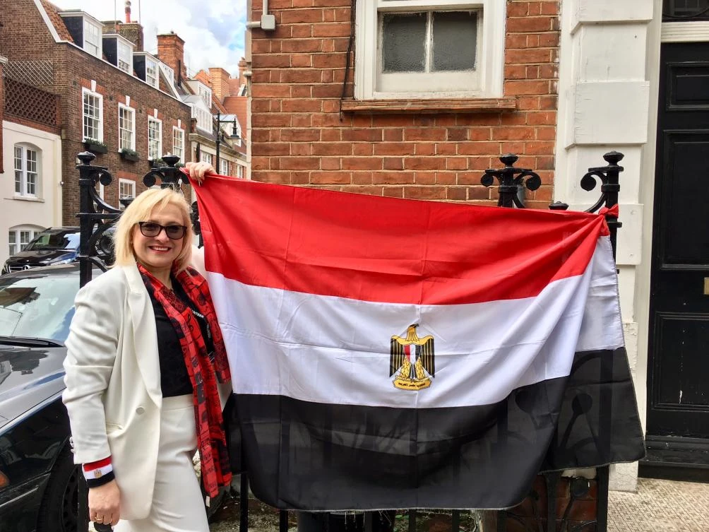 An expatriate voter holds the Egyptian flag. (AN photo)