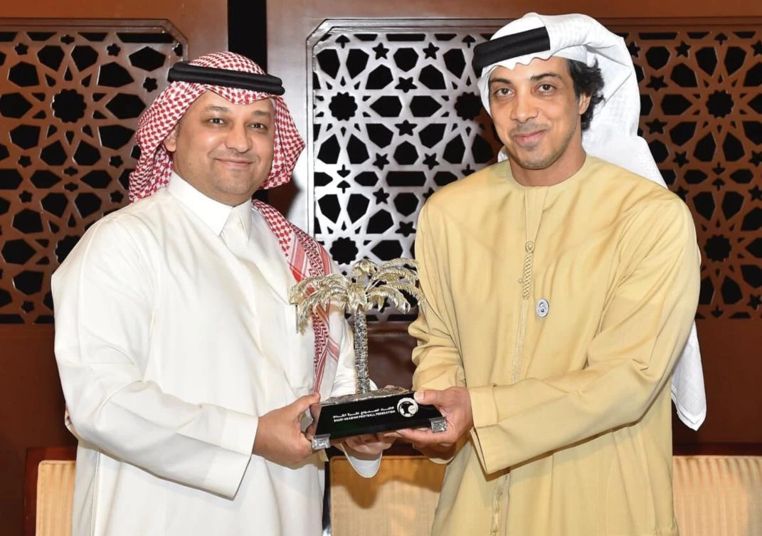 Saudi Arabian Football Federation president Adel Ezzat presents Sheikh Mansour with a token of the Federation's appreciation. (@SAFF)