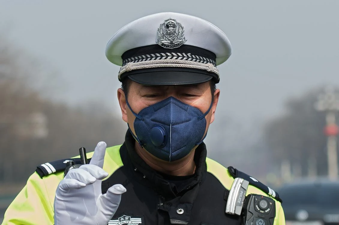 A policeman wears a mask to cope with severe air pollution. (AFP)