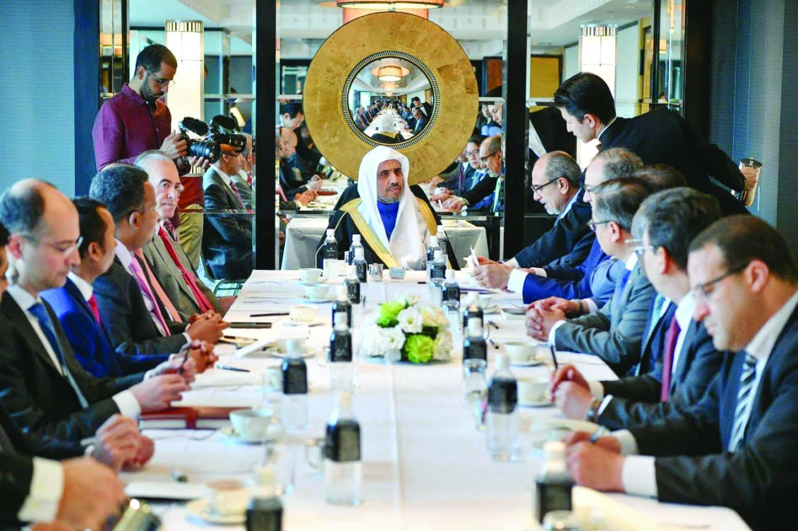 The secretary-general of the Muslim World League (MWL), Dr. Mohammed bin Abdul Karim Al-Issa, presides a meeting with diplomats in Tokyo. (AN photo)