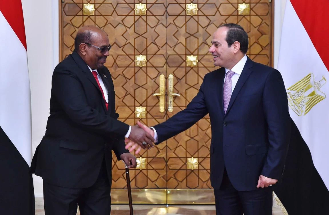 Egypt’s President Abdel Fattah El-Sisi, right, and his Sudanese counterpart Omar Al-Bashir vowed to cooperate in managing the effects of an upstream Nile dam being built by Ethiopia. (AFP)