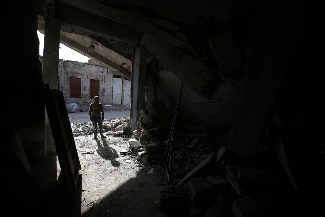 An Iraqi boy stands at the entrance of a destroyed building in the old city of Mosul on March 14, 2018, eight months after the Iraqi government forces retook the city from the control of Daesh. (AFP/Ahmad Al-Rubaye)