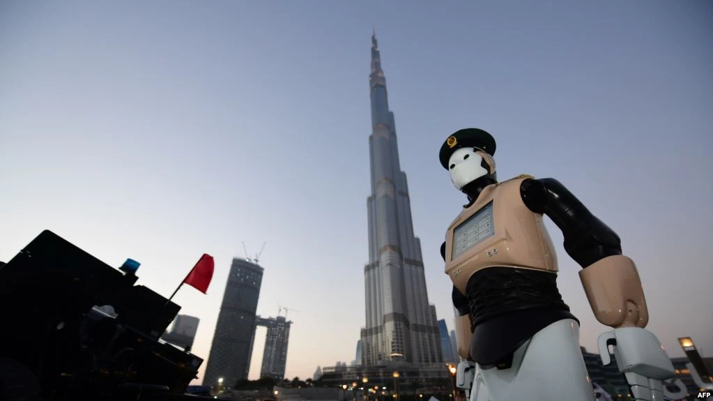 The world's first operational police robot hit the streets of Dubai on May 31, 2017. (AFP)
