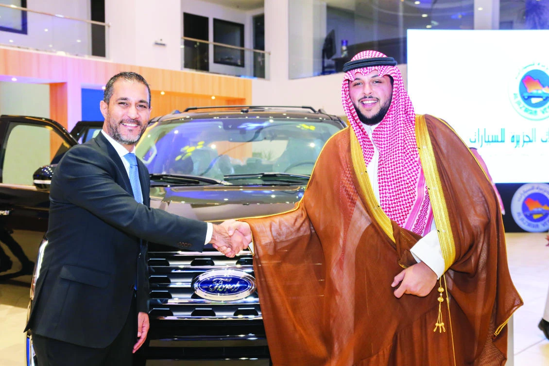 Mohammed bin Abdullah Al-Kraidees, deputy CEO of
Al-Jazirah Vehicles Agencies, with Ahmad Kahwaji, regional manager of Ford Middle East, during the launch of the new Expedition 2018.
