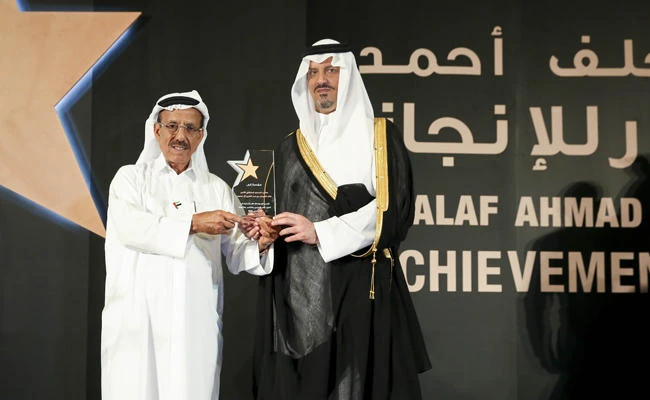 Prince Sultan bin Khaled Al-Faisal, right, receives the award on behalf of Makkah Gov. Prince Khaled Al-Faisal from Khalaf Ahmad Al-Habtoor.