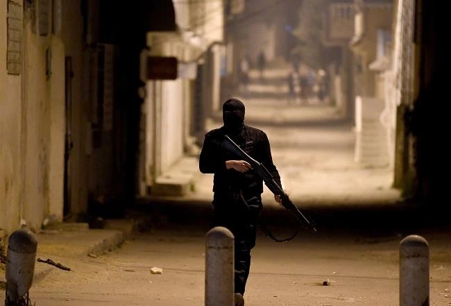 Tunisian security forces on the outskirts of Tunis late on January 10, 2018. (AFP)