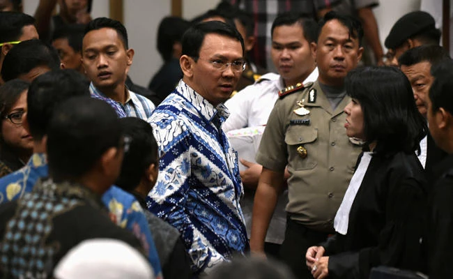 Jakarta's Christian former governor Basuki Tjahaja Purnama (L), popularly known as Ahok, speaks to his lawyers after his sentencing during the guilty verdict in his blasphemy trial in Jakarta on May 9, 2017. (REUTERS file photo)