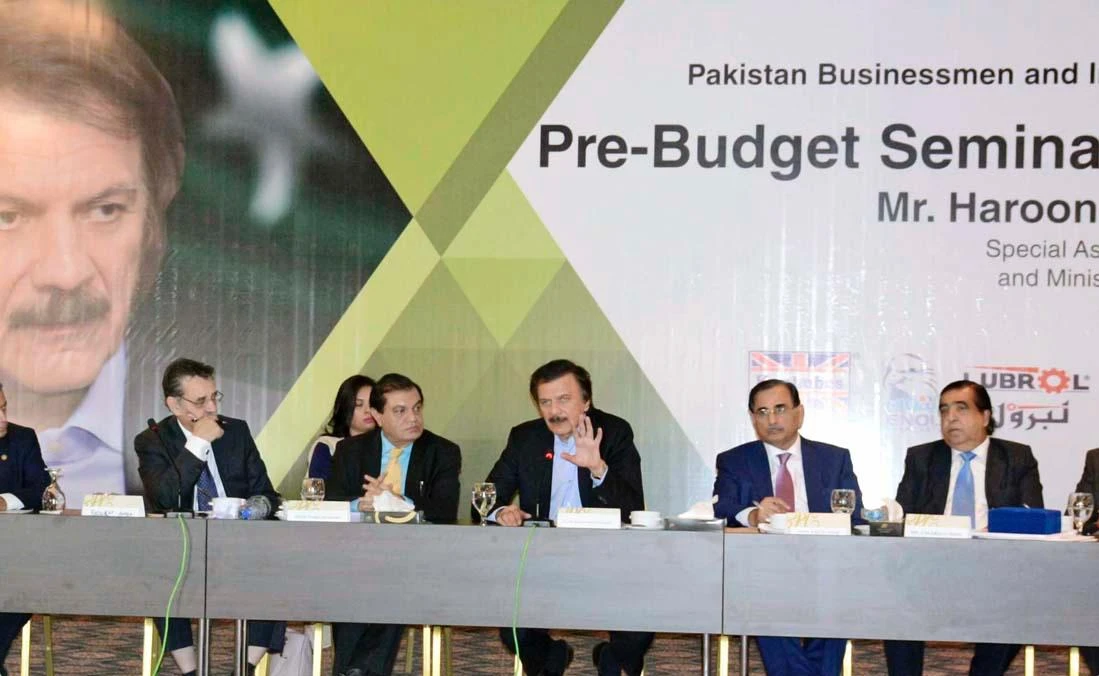 Haroon Akhtar Khan, special assistant to the Prime Minister for revenue and minister of state addressing a pre-budget 2018-19 seminar in Karachi on March 26, 2018. (AN photo)