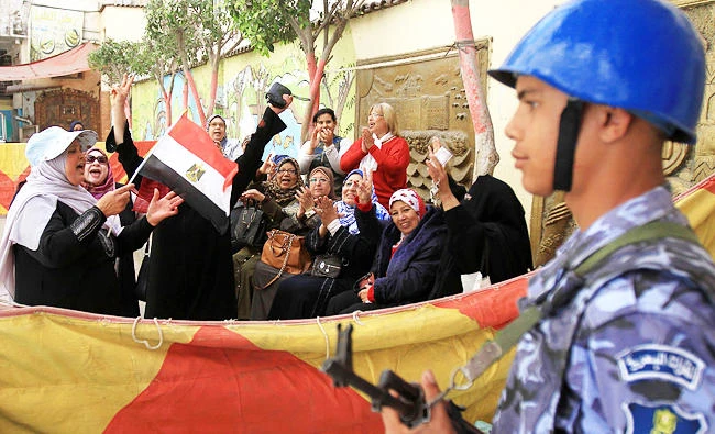 Egyptian women gather outside a polling station on the first day of voting in the Egyptian presidential elections in the northern port city of Alexandria on March 26, 2018. (AFP)