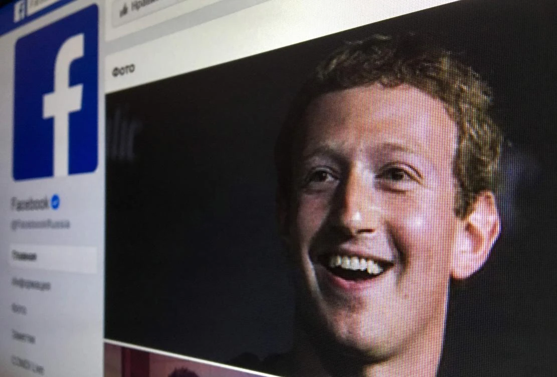 A picture taken in Moscow on March 22, 2018 shows an illustration picture of the Russian language version of Facebook about page featuring the face of founder and CEO Mark Zuckerberg. A public apology by Facebook chief Mark Zuckerberg, on March 22, 2018 failed to quell outrage over the hijacking of personal data from millions of people, as critics demanded the social media giant go much further to protect privacy. / AFP / Mladen ANTONOV