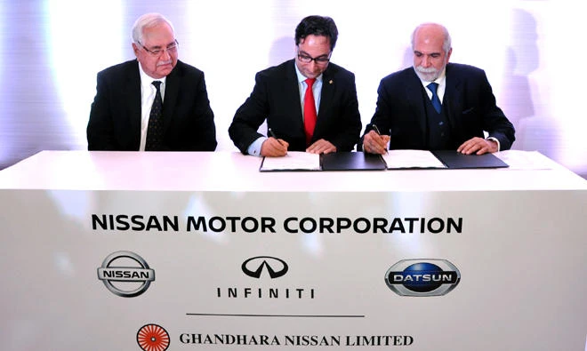 Peyman Kargar, Nissan senior vice president, signing the agreement with Ahmed Kuli Khan Khattak, CEO of Ghandhara Nissan (Photo By Arab News)