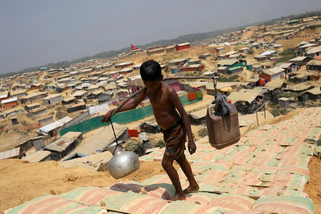 A Rohingya refugee boy carries water in the Kutupalong refugee camp, in Cox's Bazar, Bangladesh March 22, 2018. (REUTERS)
