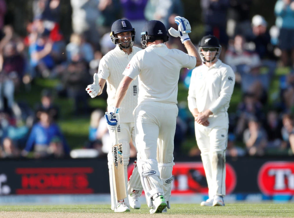 England's Mark Wood (L) celebrates his 50 with Jonny Bairstow. (Reuters)