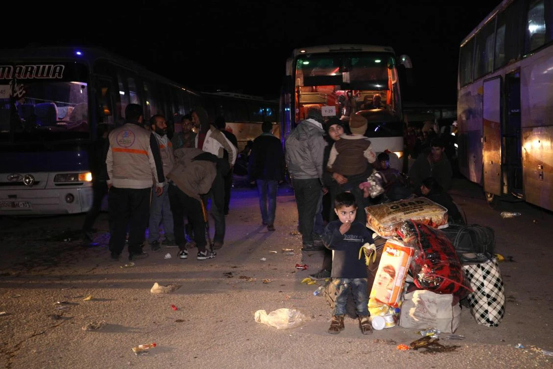 Syrian civilians and rebels evacuated from the Eastern Ghouta region arrive in Qalaat Al-Madiq, some 45 kilometers northwest of the central city of Hama, on early Mar. 31, 2018. (AFP)
