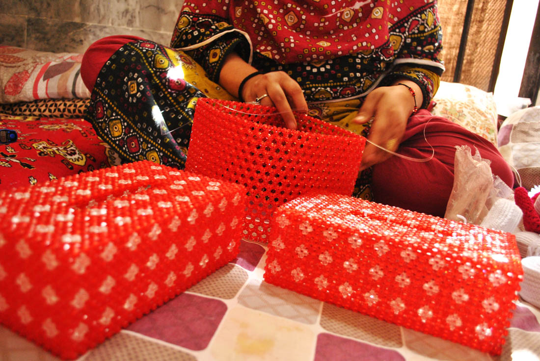 This woman prisoner loves making tissue boxes with the help of pearls and beads.