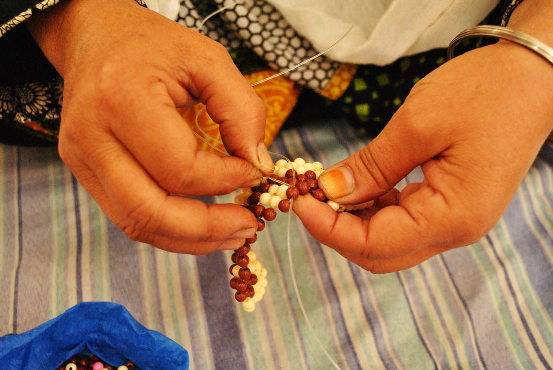An elderly woman prisoner makes a hand band. (AN photo by Saba Rehman)