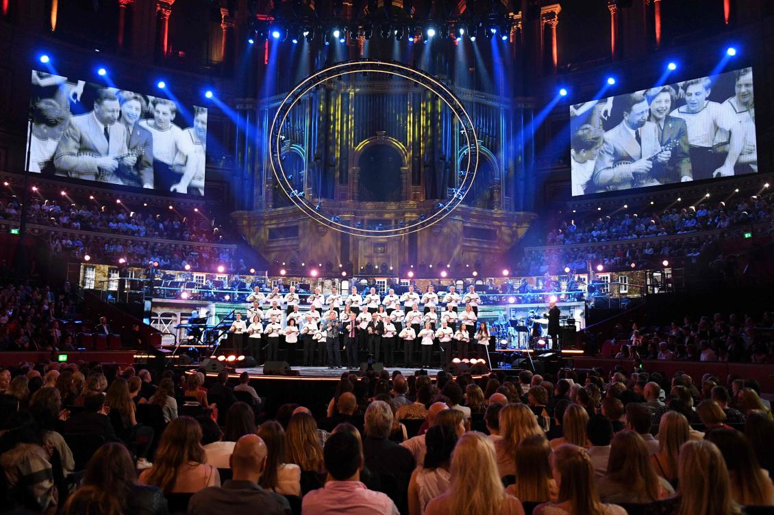 (L-R) Former Labour MP Ed Balls and comedians Frank Skinner and Harry Hill perform with a banjolele troupe at The Queen's Birthday Party concert at the Royal Albert Hall in London on April 21, 2018 on the occassion of Britain's Queen Elizabeth II's 92nd birthday. / AFP / POOL / Andrew Parsons