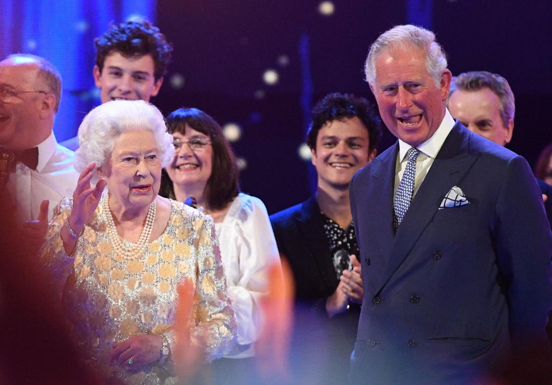 Britain's Prince Charles, Prince of Wales (R) and his mother Britain's Queen Elizabeth II join the performers on stage during The Queen's Birthday Party concert on the occassion of Her Majesty's 92nd birthday at the Royal Albert Hall in London on April 21, 2018. / AFP / POOL / Andrew Parsons