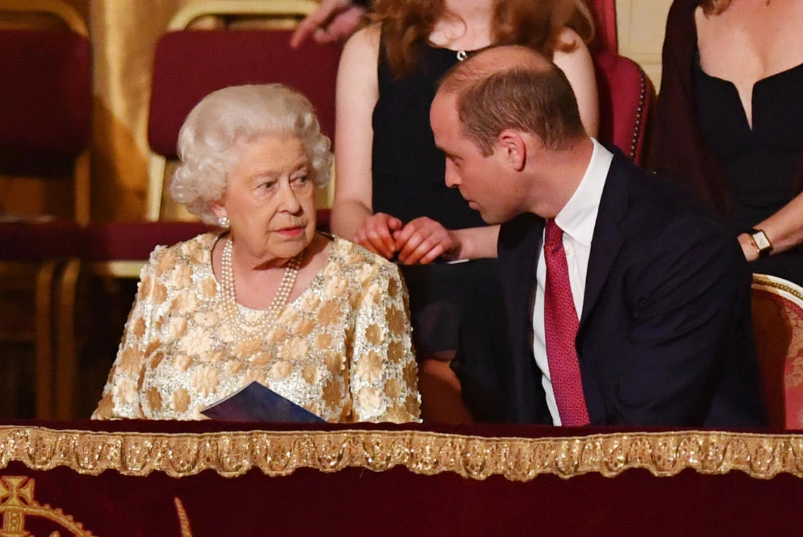 Britain's Queen Elizabeth II (L) talks with her gransdson Britain's Prince William, Duke of Cambridge during The Queen's Birthday Party concert on the occassion of Her Majesty's 92nd birthday at the Royal Albert Hall in London on April 21, 2018. / AFP / POOL / John Stillwell