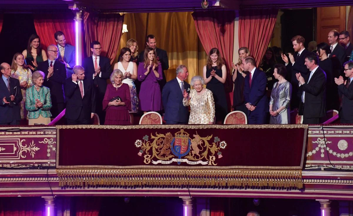 Members of the Royal family applaud as Britain's Queen Elizabeth II (C) waves to guests as she takes her seat in the Royal box for The Queen's Birthday Party concert on the occassion of Her Majesty's 92nd birthday at the Royal Albert Hall in London on April 21, 2018. / AFP / POOL / John Stillwell