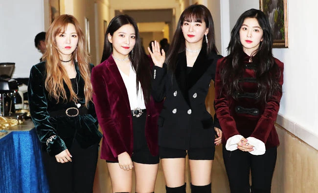 Members of K-pop girlband "Red Velvet" pose for a photo after a rehearsal for a rare concert at the 1,500-seat East Pyongyang Grand Theatre in Pyongyang on April 1, 2018. (AFP)
