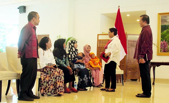 Indonesian foreign minister Retno Marsudi (in white) had a chat with families of six Indonesian sailors released from six-month captivity by militants in Benghazi.
