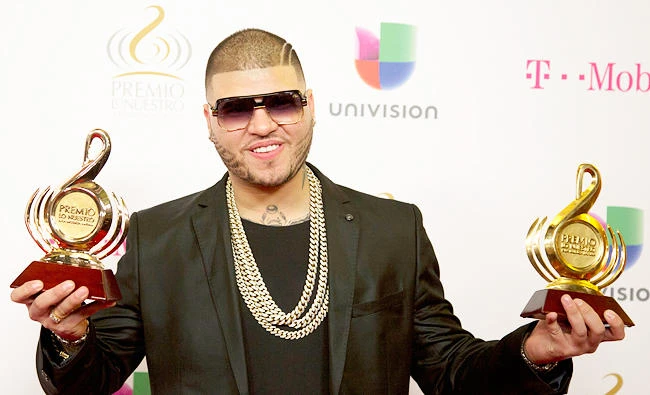 Farruko accused of hiding $52K in his shoes, luggage